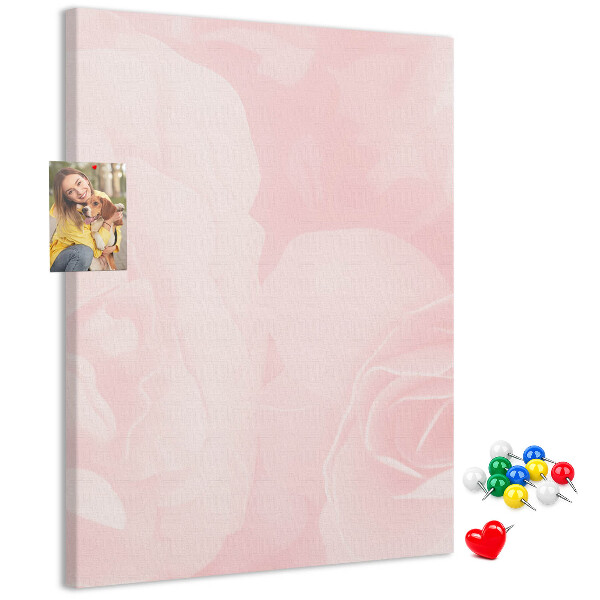 Bacheca di sughero con stampa di rose delicate su sfondo rosa