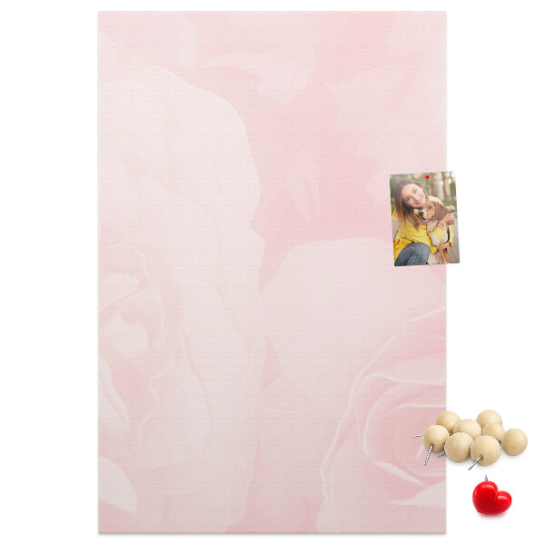 Bacheca di sughero con stampa di rose delicate su sfondo rosa