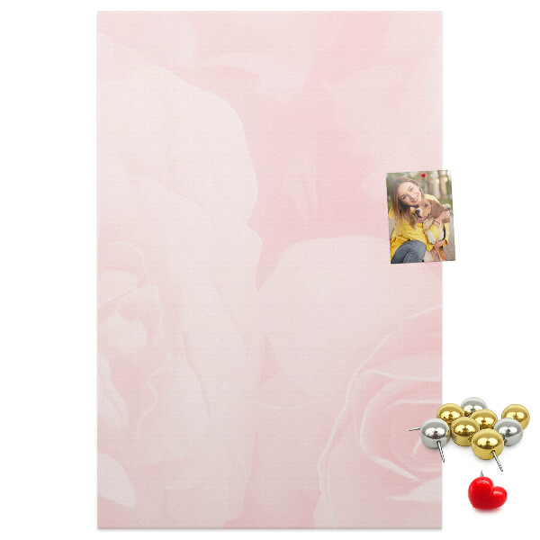 Bacheca di sughero con stampa di rose delicate su sfondo rosa
