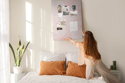 Bacheca di sughero con stampa di rose delicate su sfondo rosa