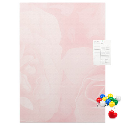 Bacheca di sughero con stampa di rose delicate su sfondo rosa
