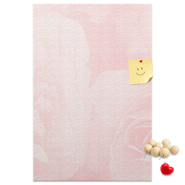Bacheca di sughero con stampa di rose delicate su sfondo rosa