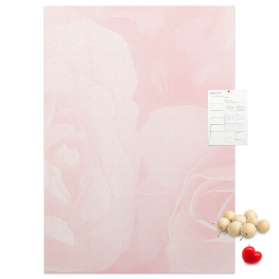 Bacheca di sughero con stampa di rose delicate su sfondo rosa