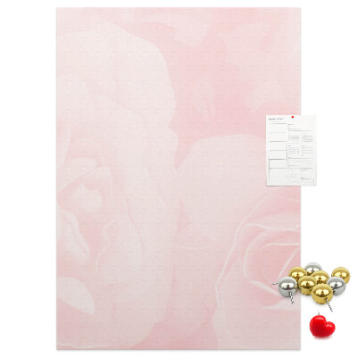 Bacheca di sughero con stampa di rose delicate su sfondo rosa