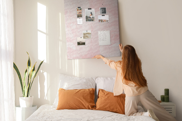 Bacheca di sughero con stampa di rose delicate su sfondo rosa
