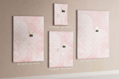 Bacheca di sughero con stampa di rose delicate su sfondo rosa