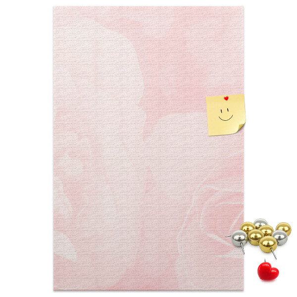 Bacheca di sughero con stampa di rose delicate su sfondo rosa