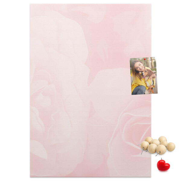 Bacheca di sughero con stampa di rose delicate su sfondo rosa