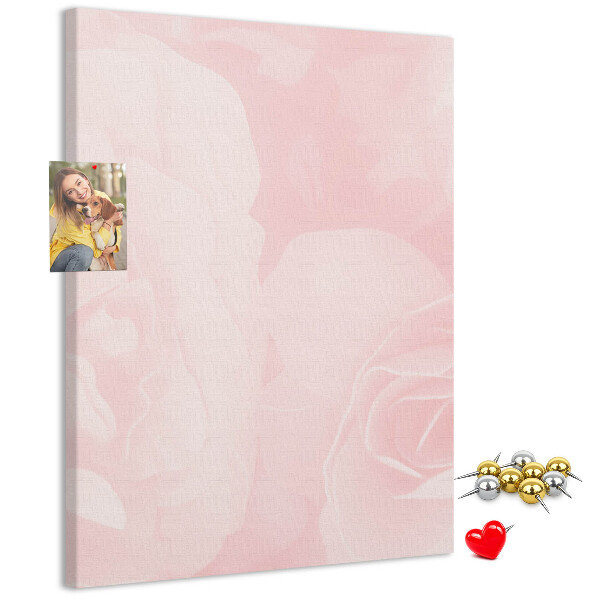Bacheca di sughero con stampa di rose delicate su sfondo rosa