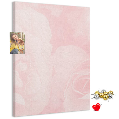 Bacheca di sughero con stampa di rose delicate su sfondo rosa