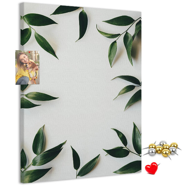 Bacheca di sughero con stampa di foglie verdi su sfondo chiaro
