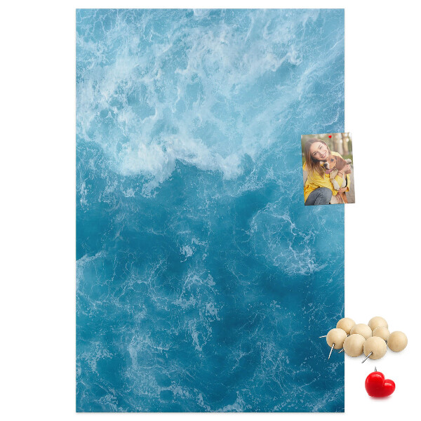 Lavagna in sughero con stampa di onde oceaniche in diverse tonalità di blu