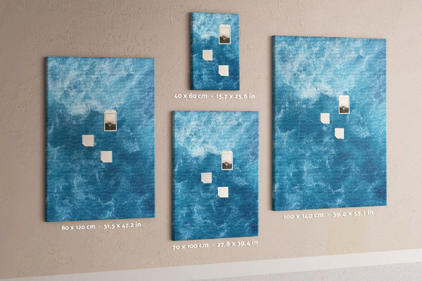 Lavagna in sughero con stampa di onde oceaniche in diverse tonalità di blu