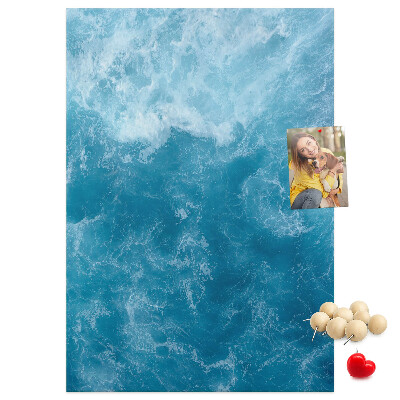 Lavagna in sughero con stampa di onde oceaniche in diverse tonalità di blu
