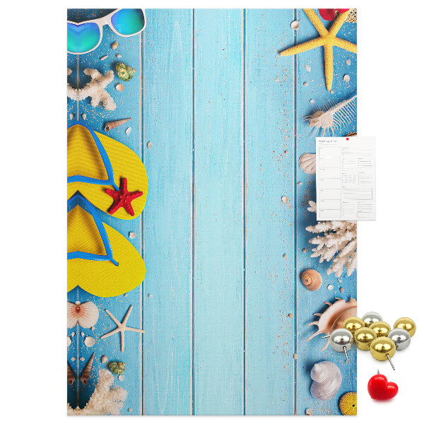 Lavagna in sughero con accessori estivi da spiaggia su sfondo blu