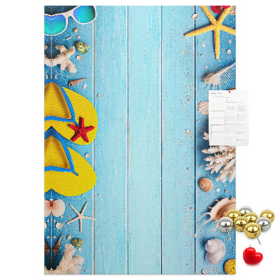 Lavagna in sughero con accessori estivi da spiaggia su sfondo blu
