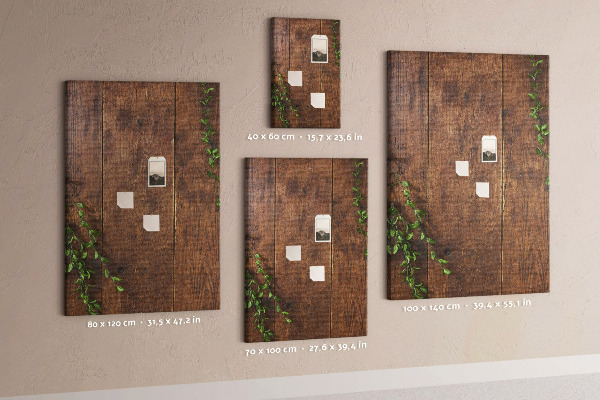 Lavagna in sughero con cornice in legno rustico e rami verdi decorativi