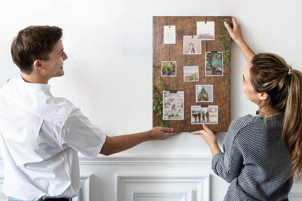 Lavagna in sughero con cornice in legno rustico e rami verdi decorativi