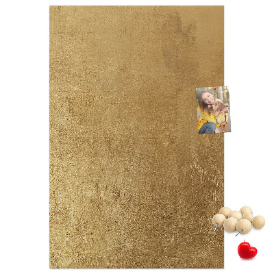 Bacheca di sughero con carta dorata e spilli colorati