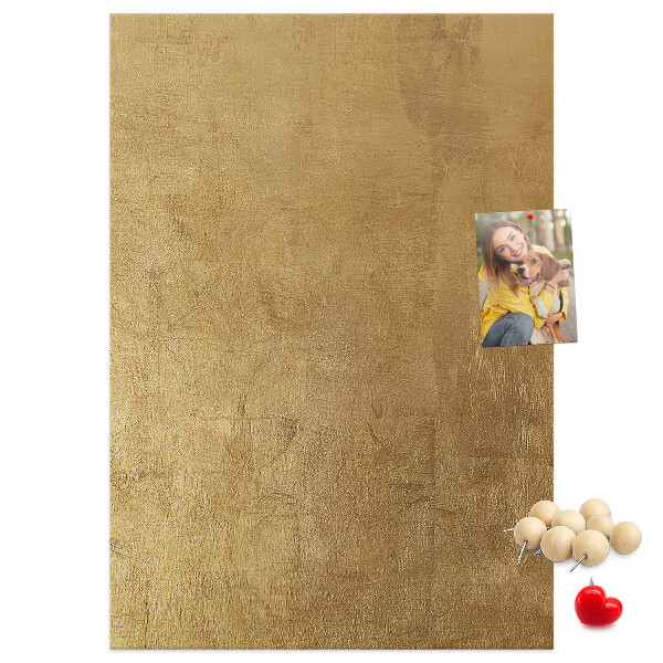 Bacheca di sughero con carta dorata e spilli colorati