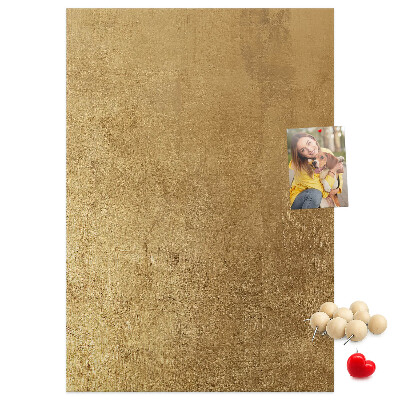 Bacheca di sughero con carta dorata e spilli colorati