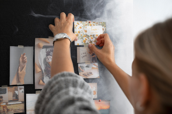 Lavagna in sughero con stampa a nebbia in bianco e nero con transizione graduale