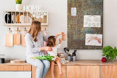 Bacheca in sughero con texture rustica e accenti blu