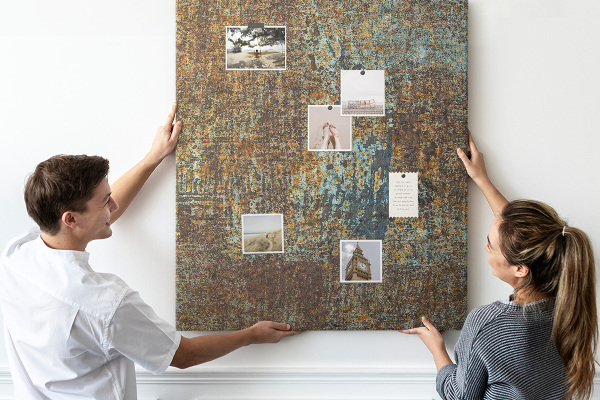 Bacheca in sughero con texture rustica e accenti blu