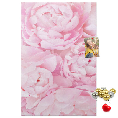 Bacheca di sughero con stampa di delicate peonie rosa in piena fioritura