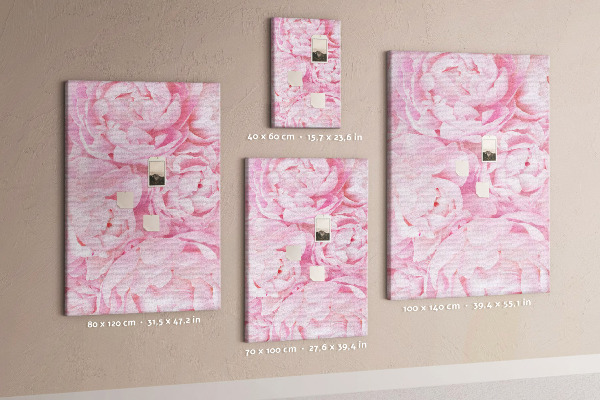 Bacheca di sughero con stampa di delicate peonie rosa in piena fioritura