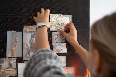 Bacheca di sughero con stampa di un fuoco ardente e fumo