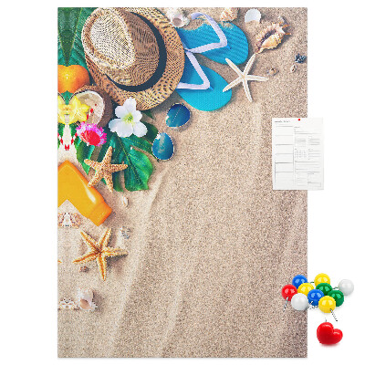 Lavagna in sughero con stampa di ricordi estivi sulla spiaggia con conchiglie