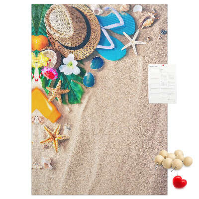 Lavagna in sughero con stampa di ricordi estivi sulla spiaggia con conchiglie