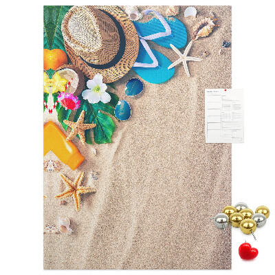 Lavagna in sughero con stampa di ricordi estivi sulla spiaggia con conchiglie