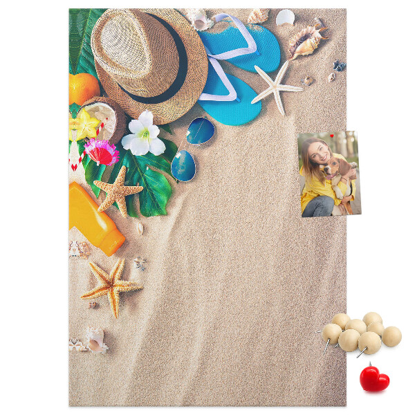 Lavagna in sughero con stampa di ricordi estivi sulla spiaggia con conchiglie