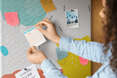 Lavagna in sughero con stampa di forme e motivi astratti colorati