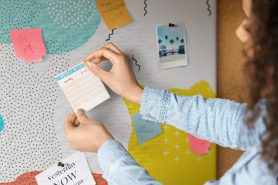 Lavagna in sughero con stampa di forme e motivi astratti colorati