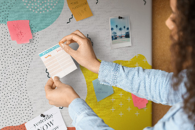 Lavagna in sughero con stampa di forme e motivi astratti colorati