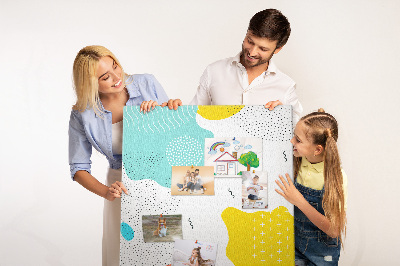 Lavagna in sughero con stampa di forme e motivi astratti colorati
