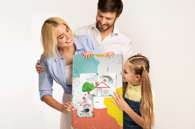 Lavagna in sughero con stampa di forme e motivi astratti colorati