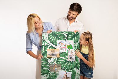 Bacheca di sughero con stampa di foglie di Monstera su sfondo chiaro