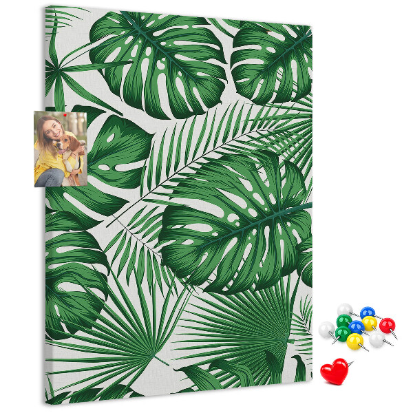Bacheca di sughero con stampa di foglie di Monstera su sfondo chiaro