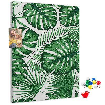Bacheca di sughero con stampa di foglie di Monstera su sfondo chiaro