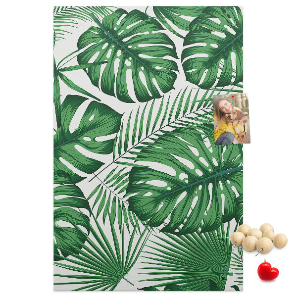 Bacheca di sughero con stampa di foglie di Monstera su sfondo chiaro