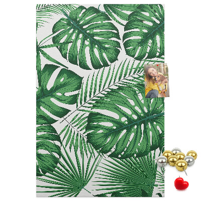 Bacheca di sughero con stampa di foglie di Monstera su sfondo chiaro