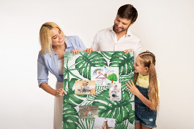 Bacheca di sughero con stampa di foglie di Monstera su sfondo chiaro