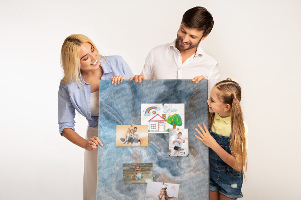 Lavagna in sughero con stampa motivo astratto nei toni del blu