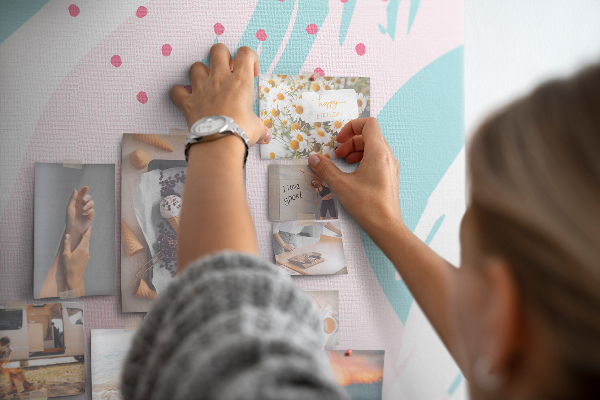Bacheca di sughero con stampa a macchie astratte in colori pastello