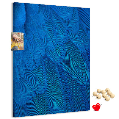 Bacheca di sughero con stampa piume blu nella luce soffusa