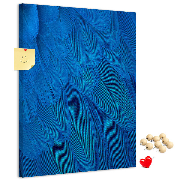 Bacheca di sughero con stampa piume blu nella luce soffusa